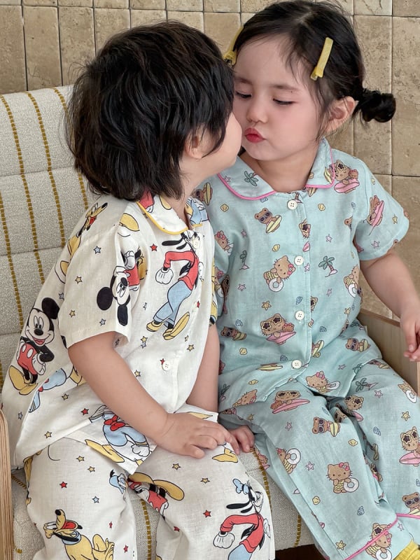 Pijamale pentru copii din bumbac 100% – țesătură din tifon pentru primăvară-vară, mâneci scurte, pantaloni lungi, unisex, imprimeu cu desene animate, set din două piese