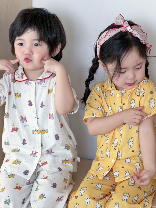 Pijamale pentru copii din bumbac 100% – țesătură din tifon pentru primăvară-vară, mâneci scurte, pantaloni lungi, unisex, imprimeu cu desene animate, set din două piese