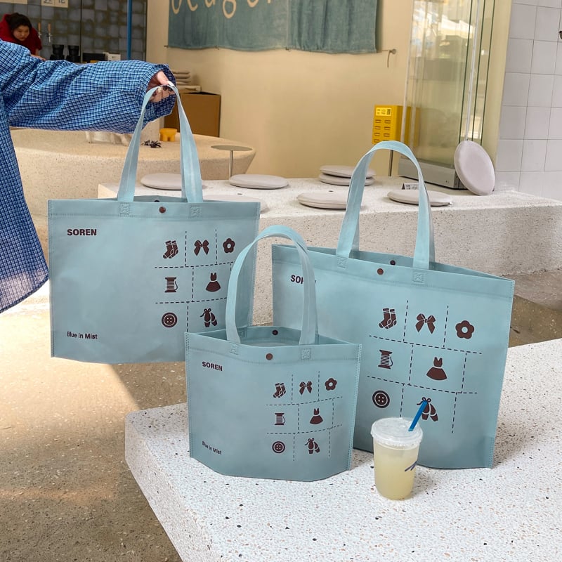 Geantă de cumpărături din material nețesut, albastru ceață, îngroșată, cu imprimare a logo-ului – pungă promoțională pentru haine