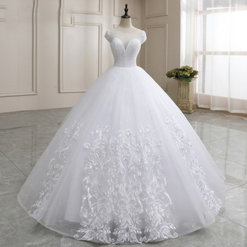 Rochie de mireasă cu tren lung, fără spate, design minimalist, lungime medie, talie la nivel mediu, dantelă în stil pădure, alb de vis