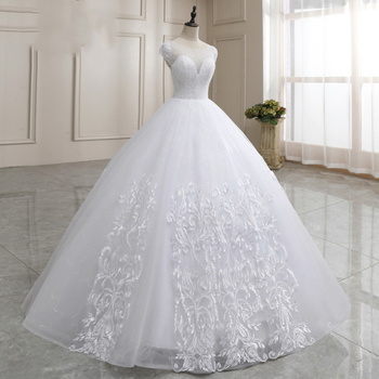 Rochie de mireasă cu tren lung, fără spate, design minimalist, lungime medie, talie la nivel mediu, dantelă în stil pădure, alb de vis