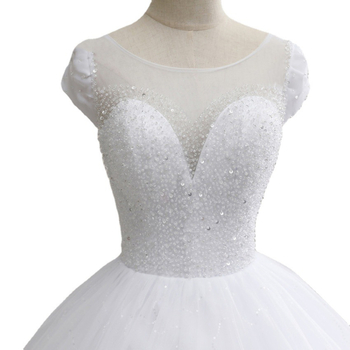 Rochie de mireasă cu tren lung, fără spate, design minimalist, lungime medie, talie la nivel mediu, dantelă în stil pădure, alb de vis