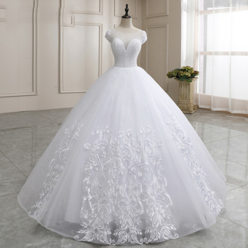Rochie de mireasă cu tren lung, fără spate, design minimalist, lungime medie, talie la nivel mediu, dantelă în stil pădure, alb de vis
