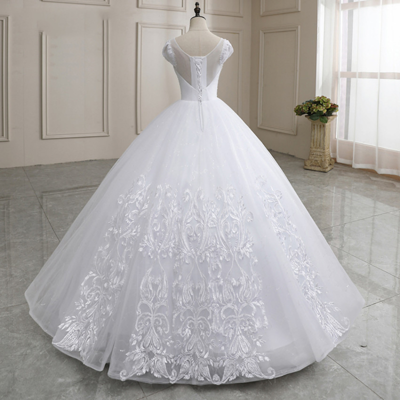 Rochie de mireasă cu tren lung, fără spate, design minimalist, lungime medie, talie la nivel mediu, dantelă în stil pădure, alb de vis