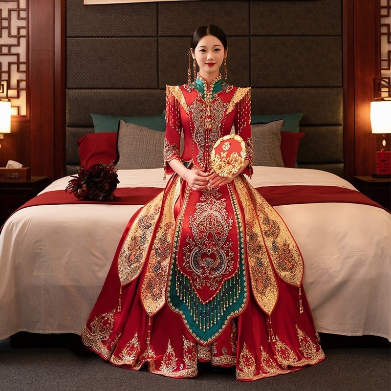 Rochie de mireasă Xiuhe, bogat decorată, primăvara 2025, blocuri roșu-verde, inspirație chineză