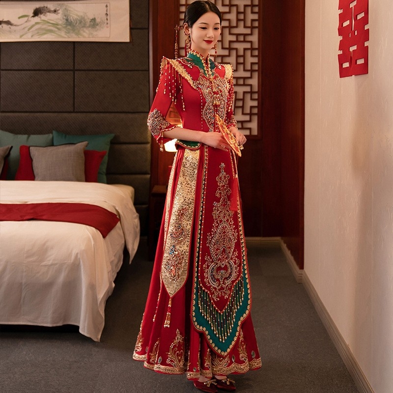 Rochie de mireasă Xiuhe, bogat decorată, primăvara 2025, blocuri roșu-verde, inspirație chineză