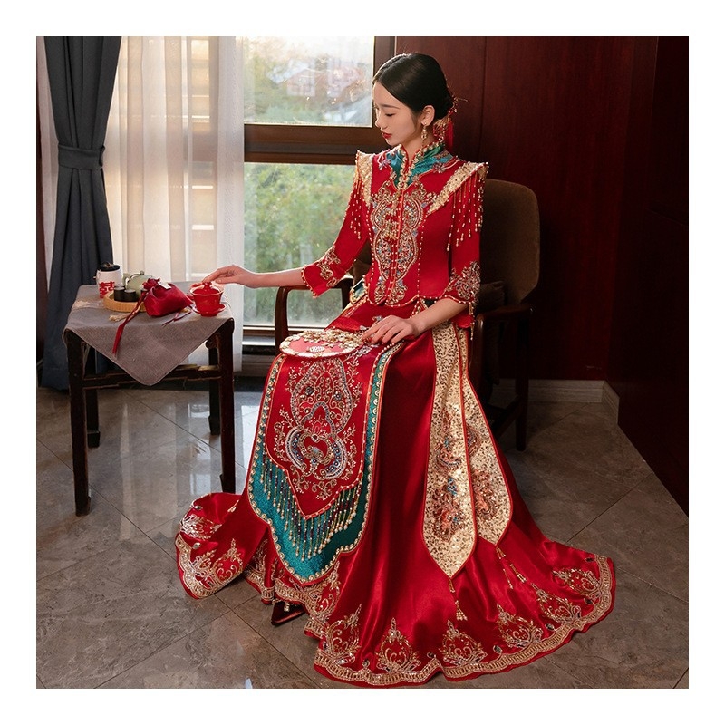 Rochie de mireasă Xiuhe, bogat decorată, primăvara 2025, blocuri roșu-verde, inspirație chineză