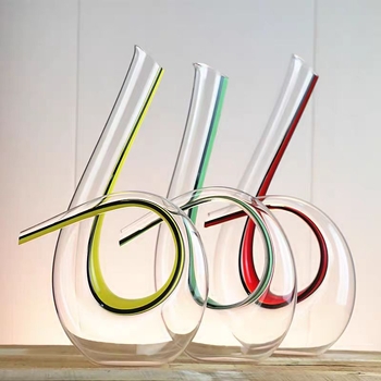 Decantor de vin din cristal, cu fire de mătase roșii, galbene și negre, într-un design cu șase forme
