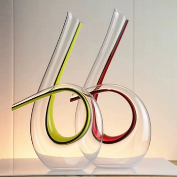 Decantor de vin din cristal, cu fire de mătase roșii, galbene și negre, într-un design cu șase forme