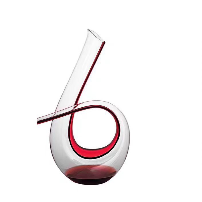 Decantor de vin din cristal, cu fire de mătase roșii, galbene și negre, într-un design cu șase forme