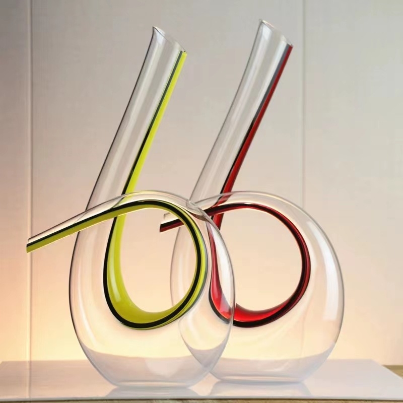 Decantor de vin din cristal, cu fire de mătase roșii, galbene și negre, într-un design cu șase forme