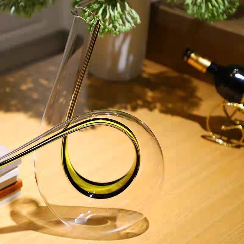 Decantor de vin din cristal, cu fire de mătase roșii, galbene și negre, într-un design cu șase forme