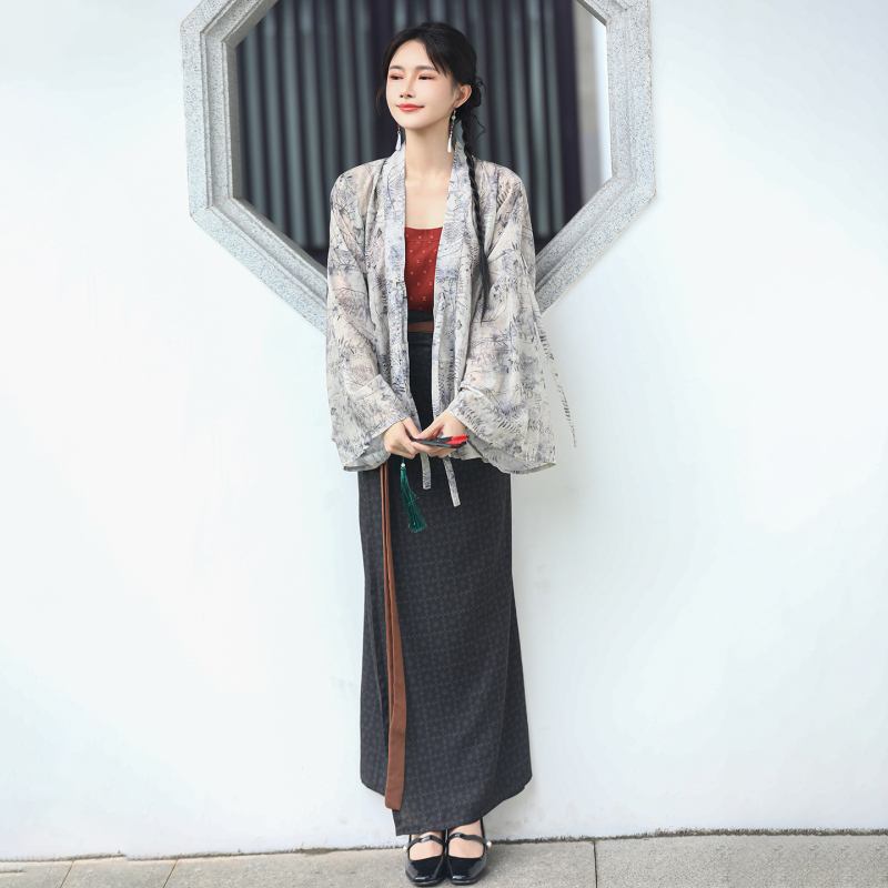 Hanfu inspirat de Wei Jin, vară: rochie ușoară plisată, cu bretele și fustă circulară într-un singur pies