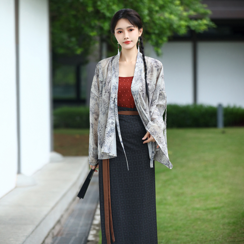 Hanfu inspirat de Wei Jin, vară: rochie ușoară plisată, cu bretele și fustă circulară într-un singur pies