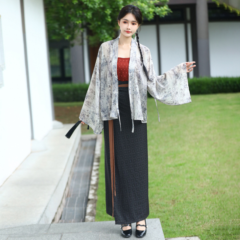 Hanfu inspirat de Wei Jin, vară: rochie ușoară plisată, cu bretele și fustă circulară într-un singur pies
