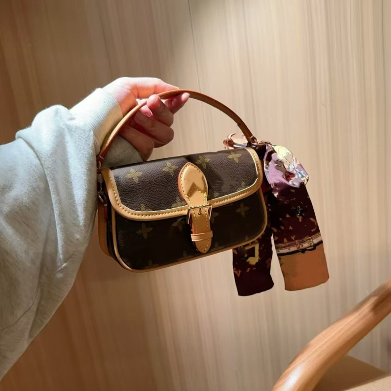 Geantă mini din piele pentru femei, tip baguette, curea crossbody, imprimeu retro