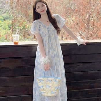 Rochie de maternitate 2026 — croială nouă, elegantă, lucioasă, cu imprimeu cu fluture, lungă, lejeră, acoperă burta, aspect rafinat.