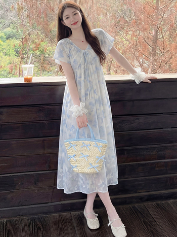 Rochie de maternitate 2026 — croială nouă, elegantă, lucioasă, cu imprimeu cu fluture, lungă, lejeră, acoperă burta, aspect rafinat.