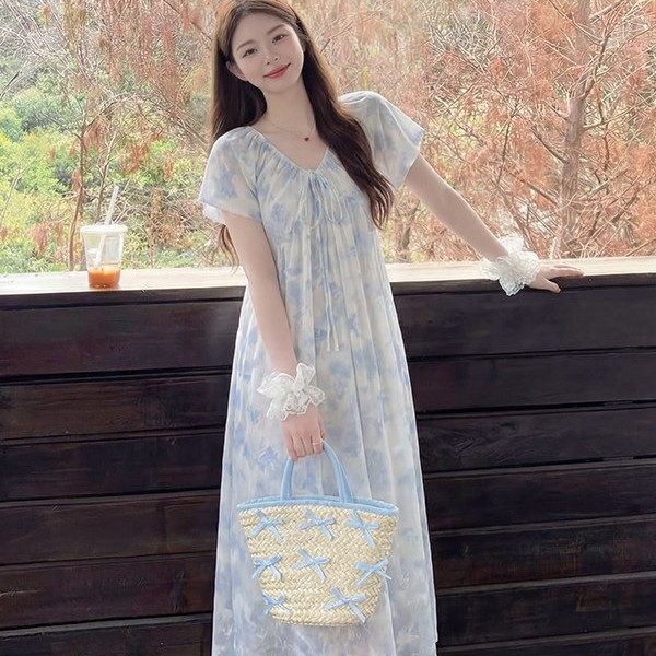 Rochie de maternitate 2026 — croială nouă, elegantă, lucioasă, cu imprimeu cu fluture, lungă, lejeră, acoperă burta, aspect rafinat.