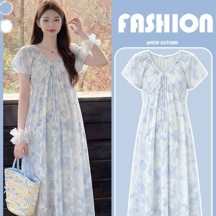 Rochie de maternitate 2026 — croială nouă, elegantă, lucioasă, cu imprimeu cu fluture, lungă, lejeră, acoperă burta, aspect rafinat.