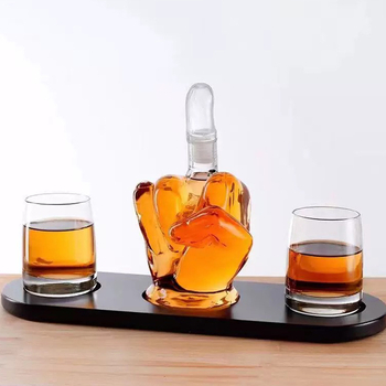 Sticlă de lichior cu formă de deget mijlociu, decantor de whisky cu formă de pumn și pahar în formă de deget