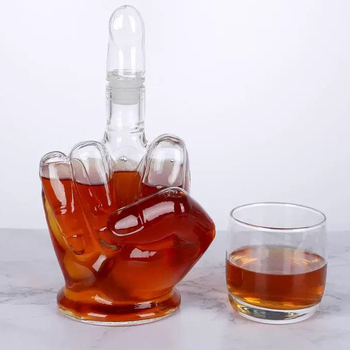 Sticlă de lichior cu formă de deget mijlociu, decantor de whisky cu formă de pumn și pahar în formă de deget