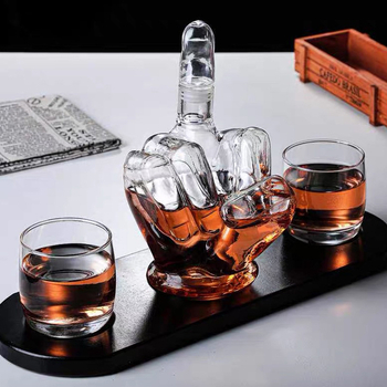 Sticlă de lichior cu formă de deget mijlociu, decantor de whisky cu formă de pumn și pahar în formă de deget