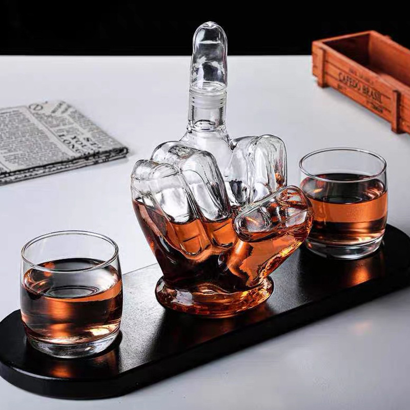 Sticlă de lichior cu formă de deget mijlociu, decantor de whisky cu formă de pumn și pahar în formă de deget