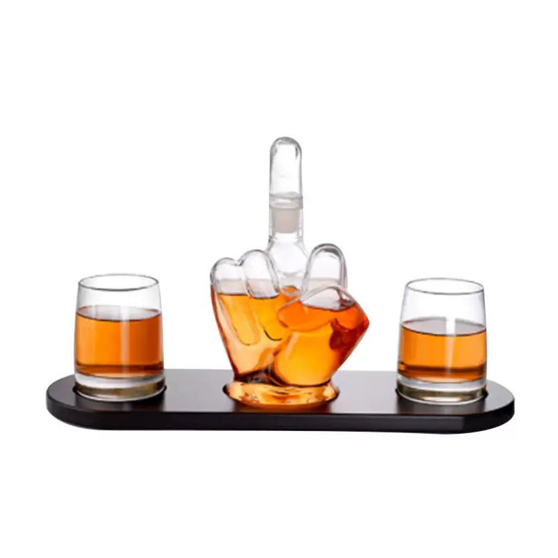 Sticlă de lichior cu formă de deget mijlociu, decantor de whisky cu formă de pumn și pahar în formă de deget
