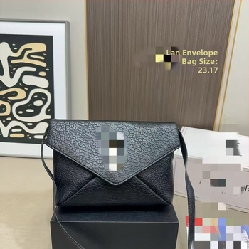 Dámska crossbody kabelka z pravej kože s retiazkou, crossbody
