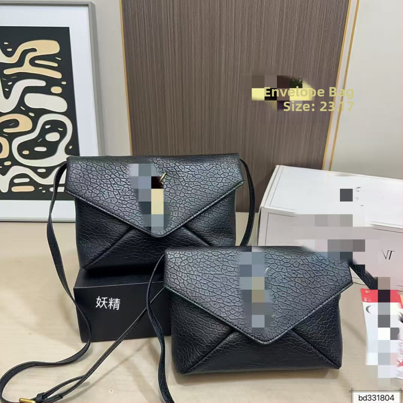 Dámska crossbody kabelka z pravej kože s retiazkou, crossbody