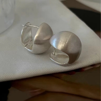Cercei metalici cu suprafață periată, design 3D sferic, stil minimalist pentru femei