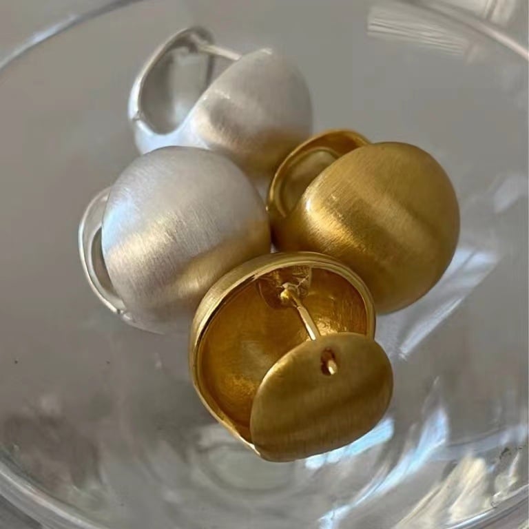 Cercei metalici cu suprafață periată, design 3D sferic, stil minimalist pentru femei