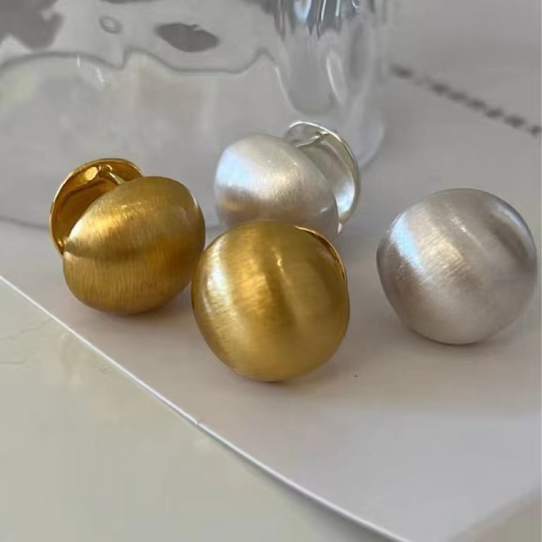 Cercei metalici cu suprafață periată, design 3D sferic, stil minimalist pentru femei