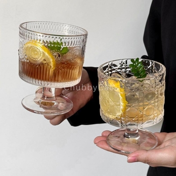 Pahar din sticlă cu relief și picior înalt, inspirat de Instagram, potrivit pentru Americano rece, ceai de fructe și băuturi