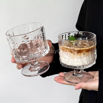 Pahar din sticlă cu relief și picior înalt, inspirat de Instagram, potrivit pentru Americano rece, ceai de fructe și băuturi
