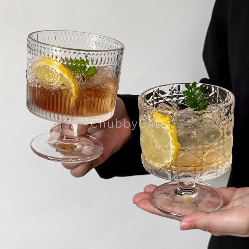 Pahar din sticlă cu relief și picior înalt, inspirat de Instagram, potrivit pentru Americano rece, ceai de fructe și băuturi