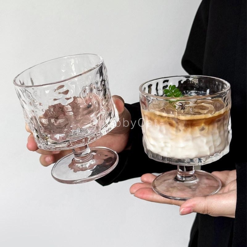 Pahar din sticlă cu relief și picior înalt, inspirat de Instagram, potrivit pentru Americano rece, ceai de fructe și băuturi