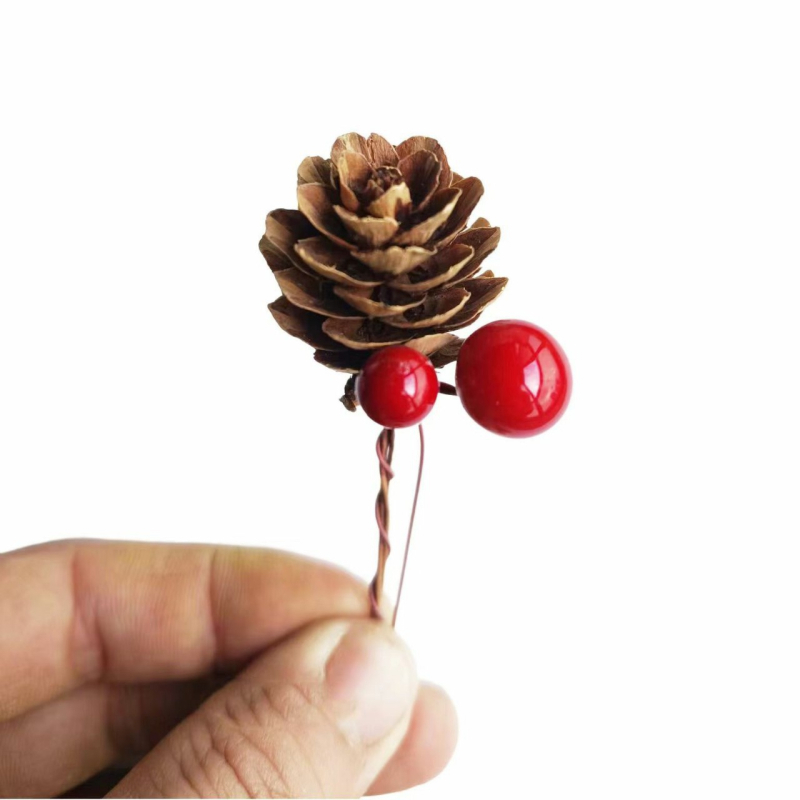 Decorațiune de Crăciun cu ace de pin pentru cutii cadou și pom de Crăciun