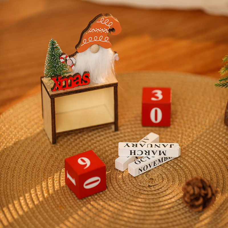 Calendar de Advent din lemn cu figura unui bătrân fără față – decor de Crăciun cu Moș Crăciun