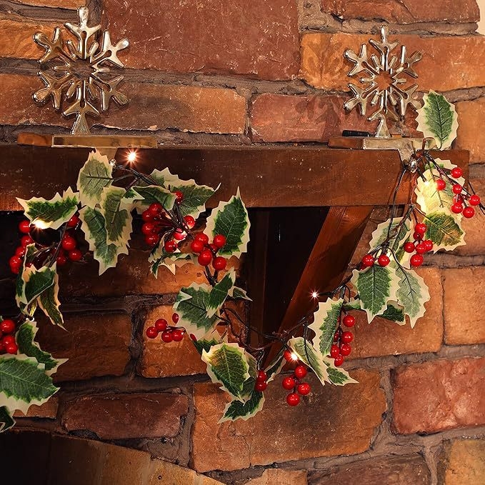 Set de ornamente de Crăciun din ratan cu LED, fructe roșii și frunze decorative, 5 piese
