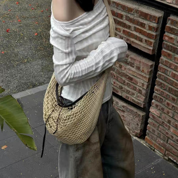 Geantă crossbody din nylon, design plasă, formă croissant, închidere cu șnur
