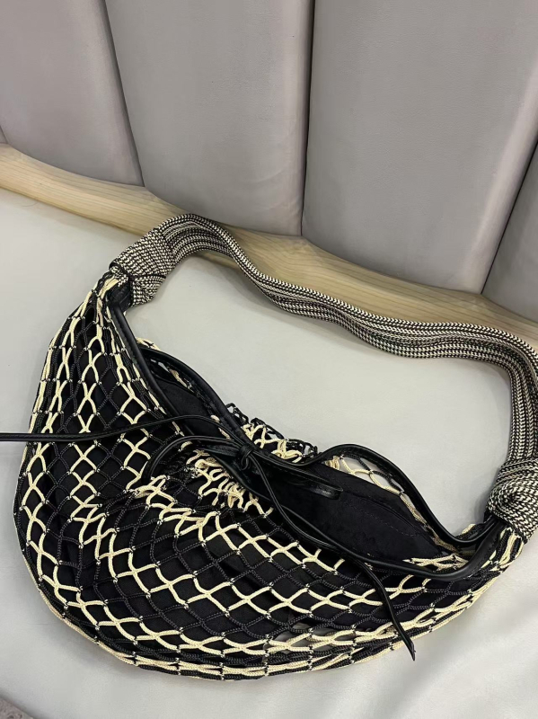 Geantă crossbody din nylon, design plasă, formă croissant, închidere cu șnur