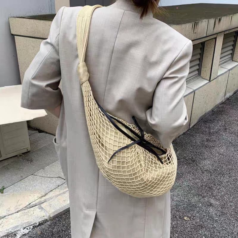 Geantă crossbody din nylon, design plasă, formă croissant, închidere cu șnur