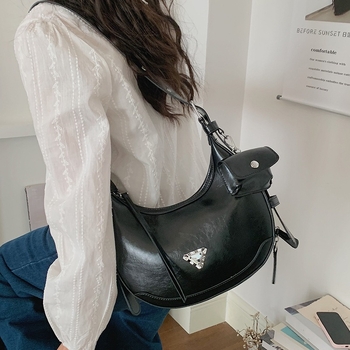 Geantă de damă de înaltă calitate, design boutique inspirat de Franţa, stil modern şi versatil – peste umăr sau crossbody, compactă.