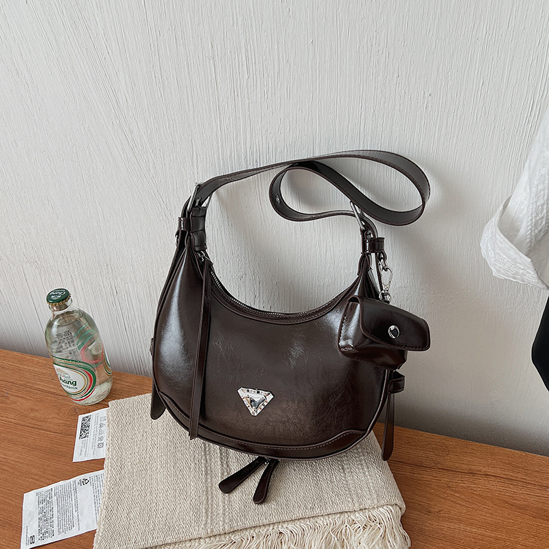 Geantă de damă de înaltă calitate, design boutique inspirat de Franţa, stil modern şi versatil – peste umăr sau crossbody, compactă.
