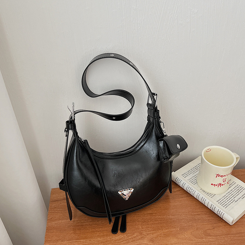 Geantă de damă de înaltă calitate, design boutique inspirat de Franţa, stil modern şi versatil – peste umăr sau crossbody, compactă.