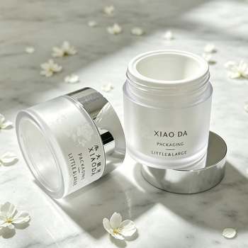 Set de ambalaje cosmetic cu recipiente multiple: sticlă mată de 120 ml cu capac argintiu și dop interior, flacon spray de 100 ml, loțiune 30 ml, cremă 30 g, cremă 50 g