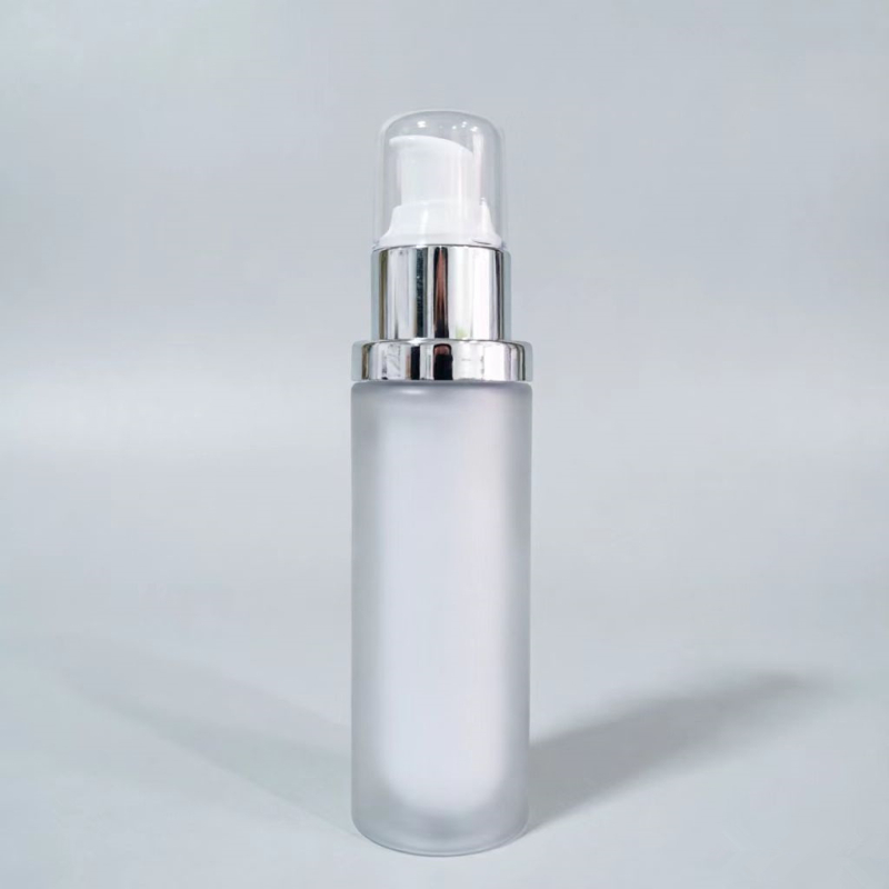 Set de ambalaje cosmetic cu recipiente multiple: sticlă mată de 120 ml cu capac argintiu și dop interior, flacon spray de 100 ml, loțiune 30 ml, cremă 30 g, cremă 50 g