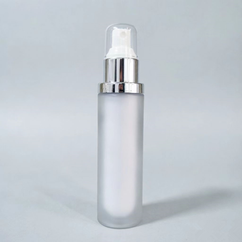 Set de ambalaje cosmetic cu recipiente multiple: sticlă mată de 120 ml cu capac argintiu și dop interior, flacon spray de 100 ml, loțiune 30 ml, cremă 30 g, cremă 50 g